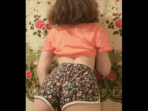 ❤️ 性感的年轻宝贝在镜头前脱下她的短裤 ☑ Hard porn❤