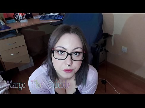 ❤️ 性感的眼镜女孩在镜头前深深地吸吮假阳具 ☑ Hard porn❤