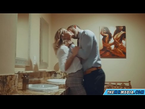 ❤️ 当一个胸大无脑的金发女郎在公共厕所里勾引你时 ☑ Hard porn❤